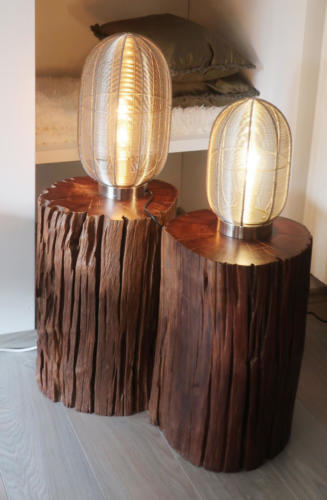 Rosenholzhocker mit Lampen