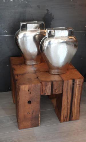 Beistelltisch mit Vasen