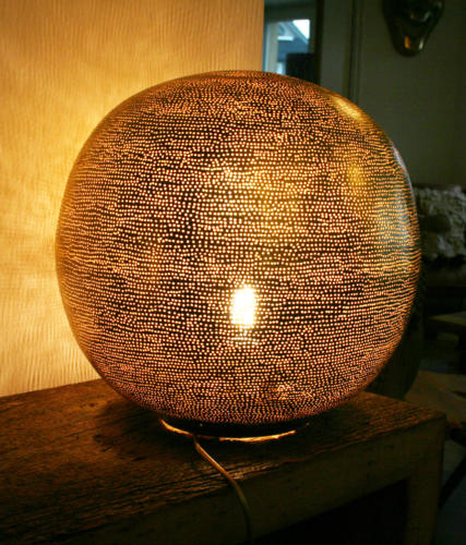 goldfarbende Kugellampe