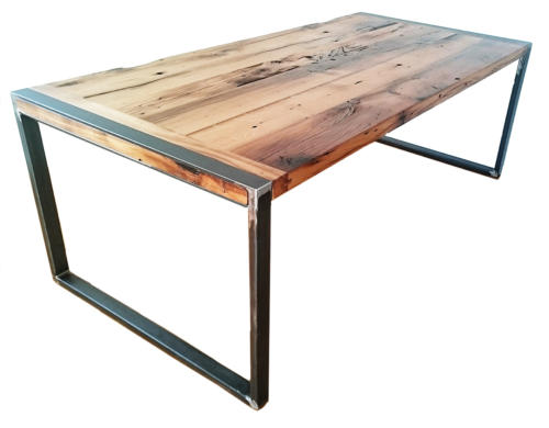 Esstisch aus Altholz mit Stahlfüßen umlaufend