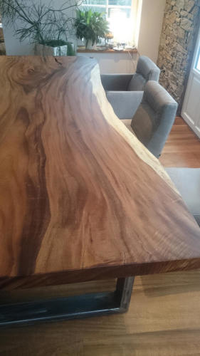 Baumscheibentisch aus Suar