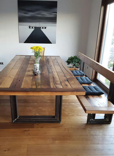 Tisch und Bank aus alter Eiche mit Eisenbahnschienen