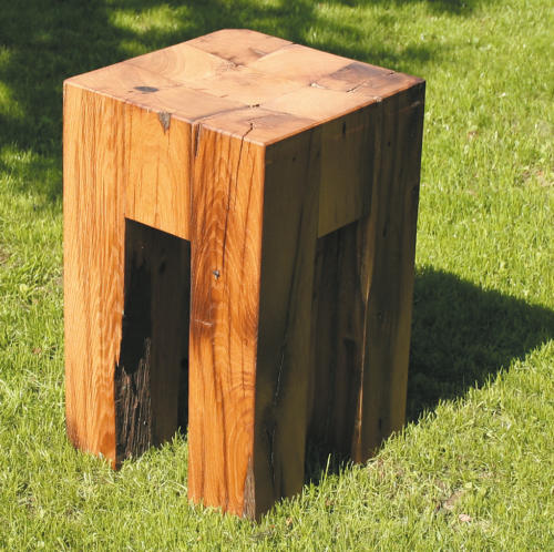 Hocker aus Altholzbalken