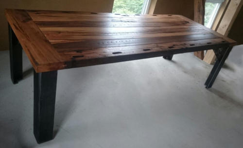 Tisch aus Altholz mit gekanteten Stahlfüßen