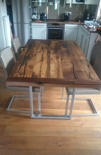 Altholztisch mit Edelstahlfüßen