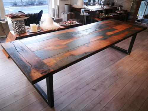 Esstisch Altholz, geflammt