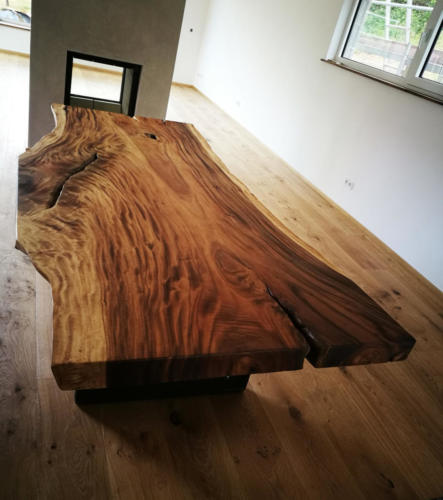 Baumscheibentisch mit schöner Maserung