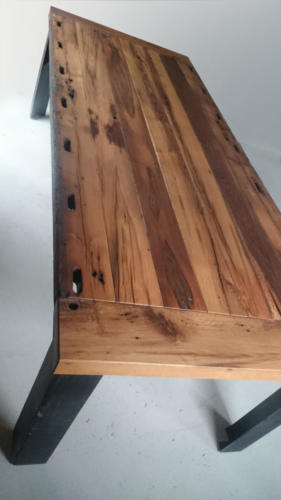 Esstisch mit Gebrauchsspuren