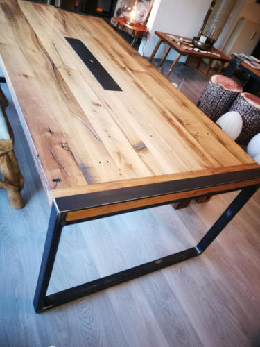 Esstisch aus Eiche mit eingearbeitetem Fach