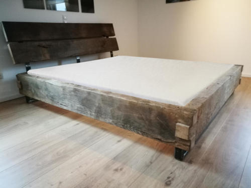 Bett aus alten Eichenbalken, verzapft