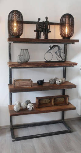 Regal aus Altholz und Stahl