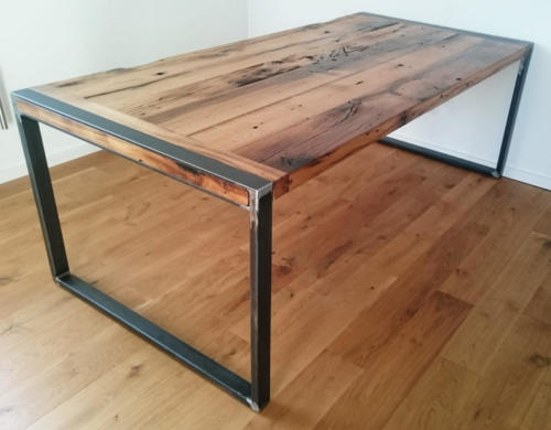 Esstisch, Tischplatte eingefaßt in Stahl