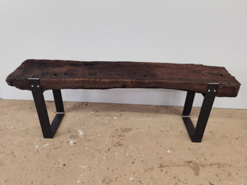 Möbel aus Eiche und Stahl